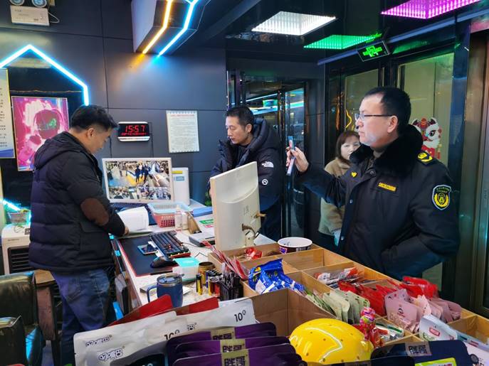 1月25日至26日，文化旅游廣電體育局副局長(zhǎng)左桂華帶隊(duì)，市場(chǎng)管理股、文化綜合執(zhí)法大隊(duì)等7人參加，對(duì)轄區(qū)內(nèi)網(wǎng)吧、KTV，電子游樂(lè)場(chǎng)所進(jìn)行安全生產(chǎn)檢查，督促經(jīng)營(yíng)場(chǎng)所加強(qiáng)消防安全自查及員工安全知識(shí)培訓(xùn)、演練。 (3)